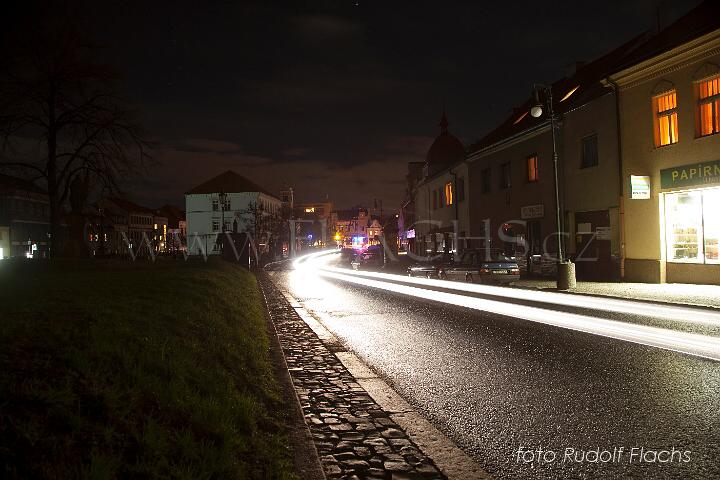 2010_03_27_3059.jpg - Zhasnuté pouliční osvětlení na Masarykově náměstí - reflektory projíždějící aut.