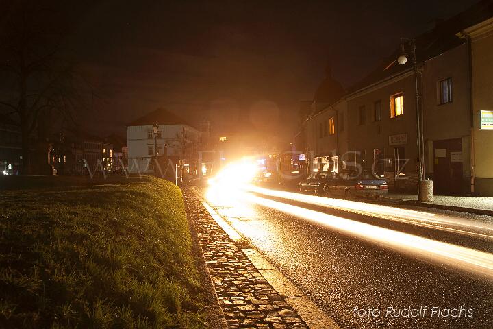 2010_03_27_3063.jpg - Zhasnuté pouliční osvětlení na Masarykově náměstí - reflektory projíždějící aut.