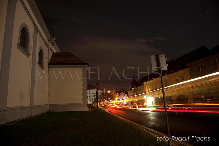 2010_03_27_3074.jpg - Zhasnuté pouliční osvětlení na Masarykově náměstí - zadní světla projíždějícího autobusu.