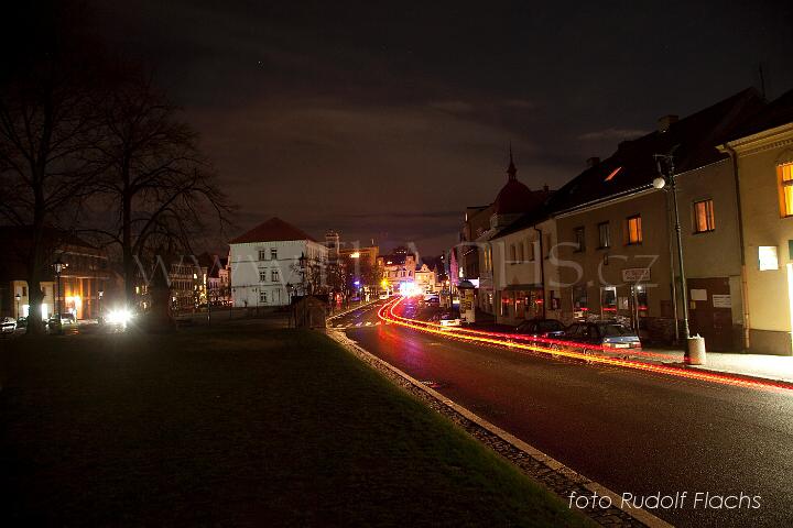 2010_03_27_3077.jpg - Zhasnuté pouliční osvětlení na Masarykově náměstí - zadní světla projíždějící aut.