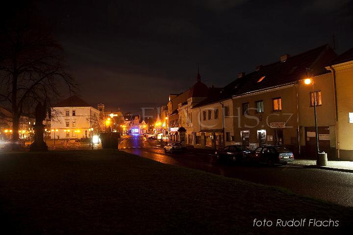 2010_03_27_3084.jpg - 21:30 hod. rozsvícení světel (zatím nemají intenzitu)