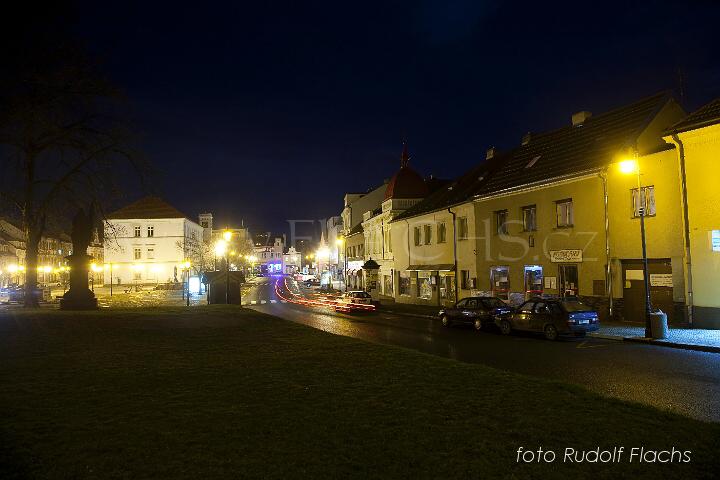 2010_03_27_3087.jpg - 21:30 hod. rozsvícení světel (zatím nemají intenzitu)