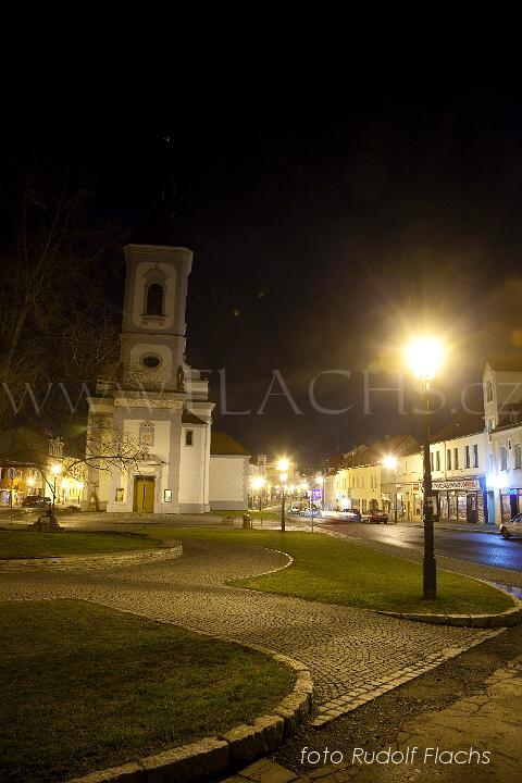 2010_03_27_3098.jpg - 21:30 hod. rozsvícené pouliční lampy - Masarykovo náměstí