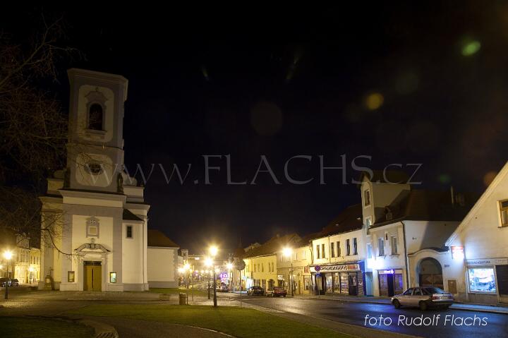 2010_03_27_3100.jpg - 21:30 hod. rozsvícené pouliční lampy - Masarykovo náměstí